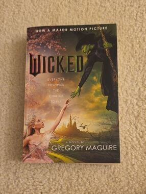 Wicked by Gregory Maguire - Green Cover Novel